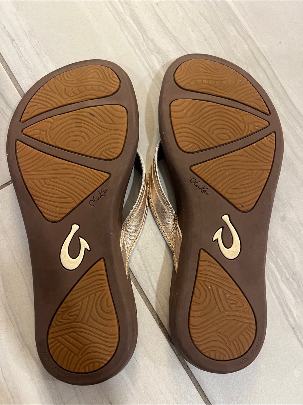 Olukai Pale Gold/Brown Sz 7 Women's Sandal Flip Flops - Picture 3 of 4